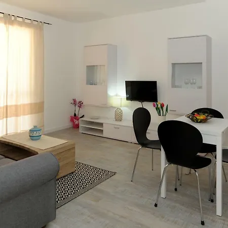 Alkira Apartment *